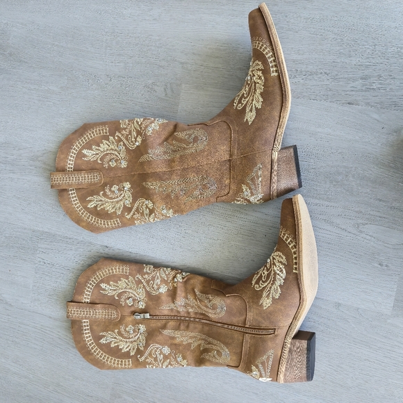Embroidered Tan Western Cowboy Boots - Picture 9 of 15